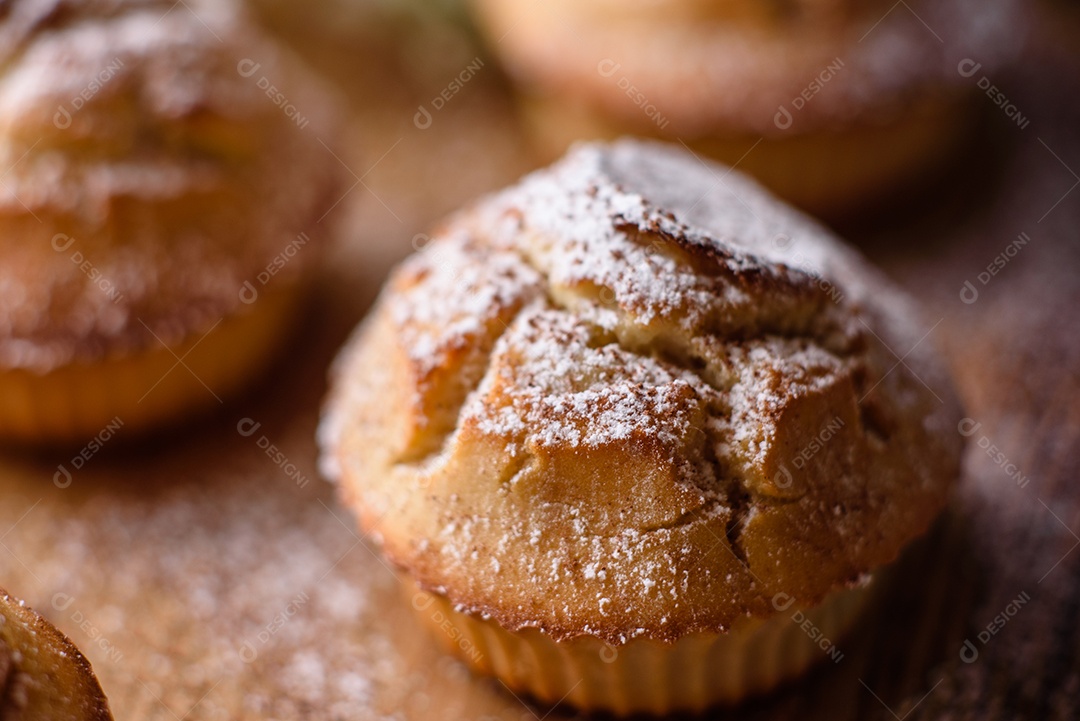 Cupcakes fresquinhos de farinha de arroz com banana e baunilha com uma caneca de chocolate quente.