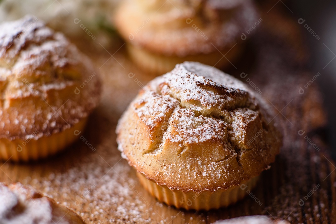 Cupcakes fresquinhos de farinha de arroz com banana e baunilha com uma caneca de chocolate quente.