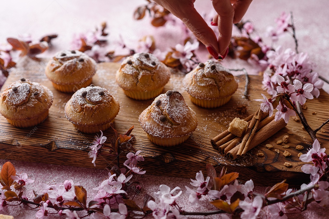 Cupcakes fresquinhos de farinha de arroz com banana e baunilha com uma caneca de chocolate quente.