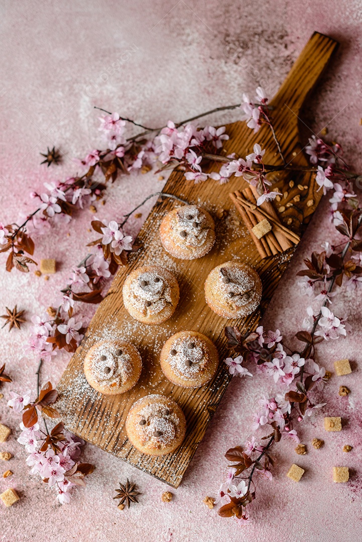 Cupcakes fresquinhos de farinha de arroz com banana e baunilha com uma caneca de chocolate quente.