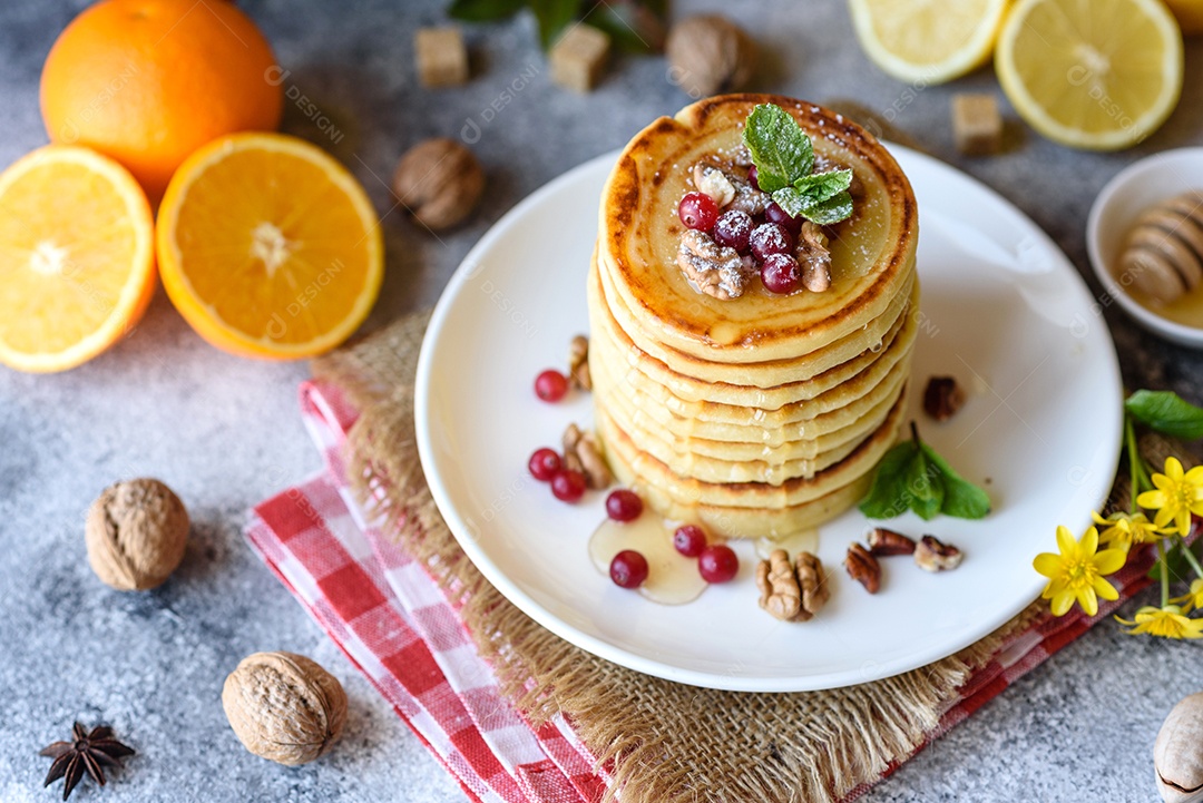 Deliciosa panqueca com calda de caramelo