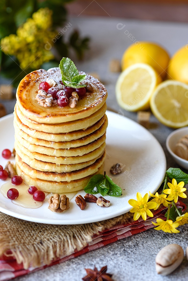 Deliciosas panquecas doces com calda