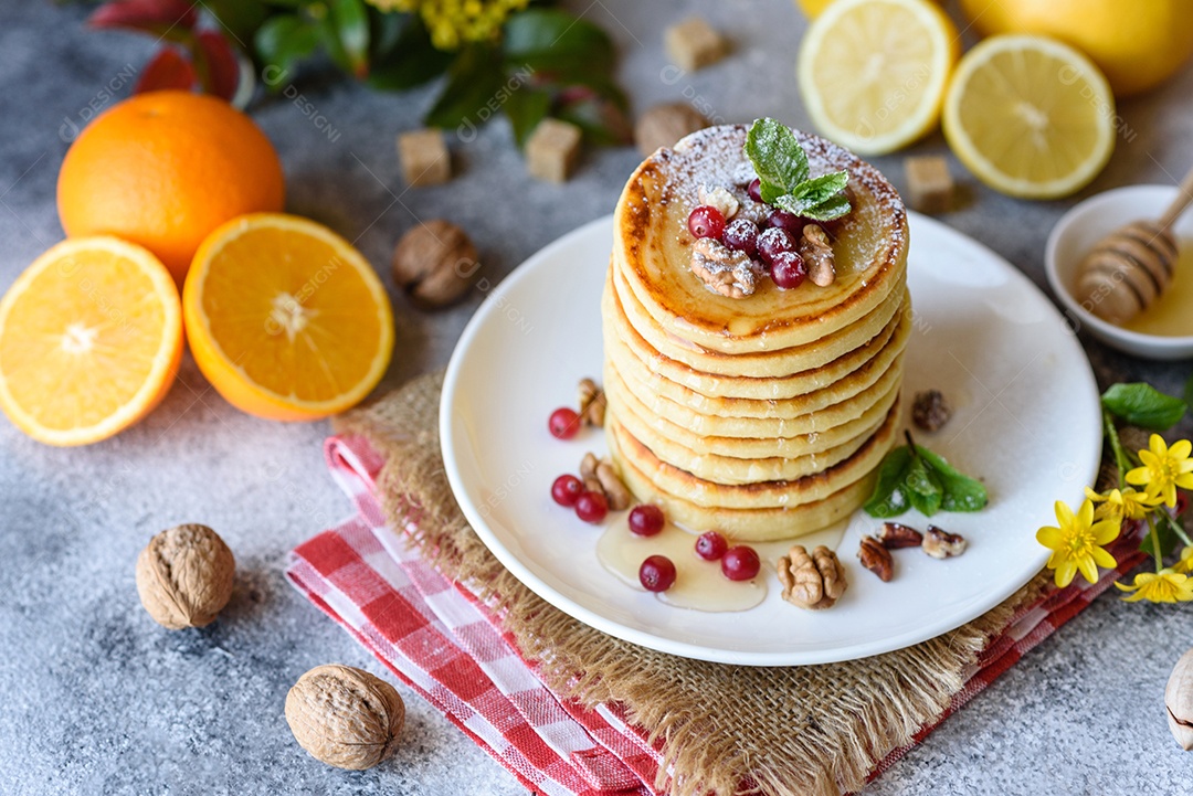 Deliciosas panquecas doces com calda