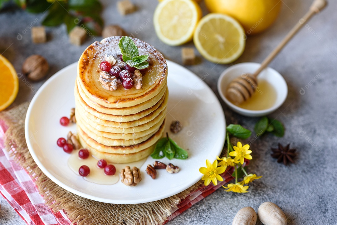 Deliciosas panquecas doces com calda