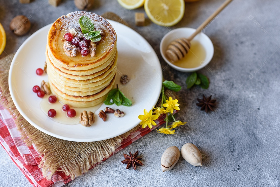 Deliciosas panquecas doces com calda