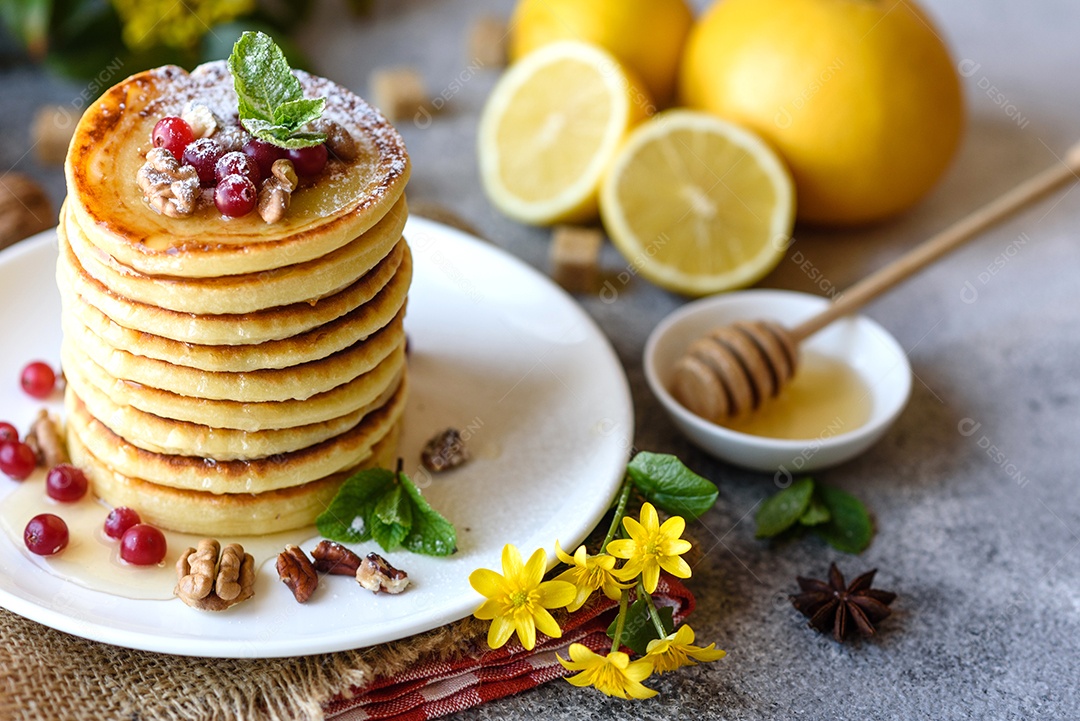 Deliciosas panquecas doces com calda