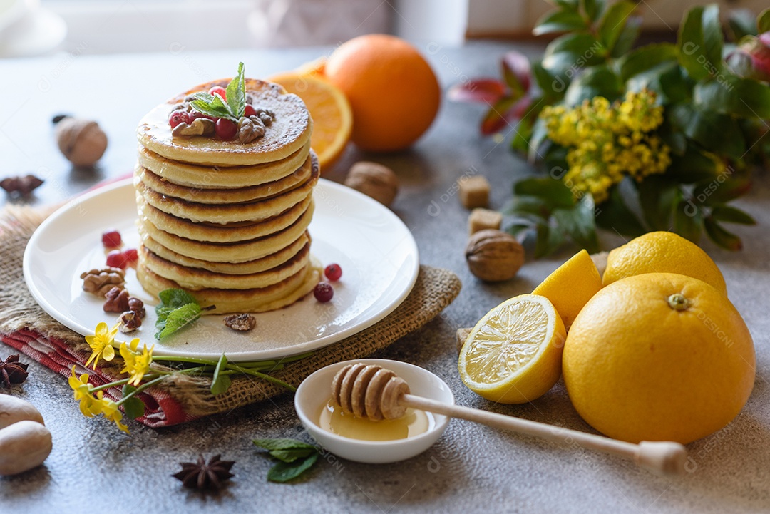 Deliciosas panquecas doces com calda