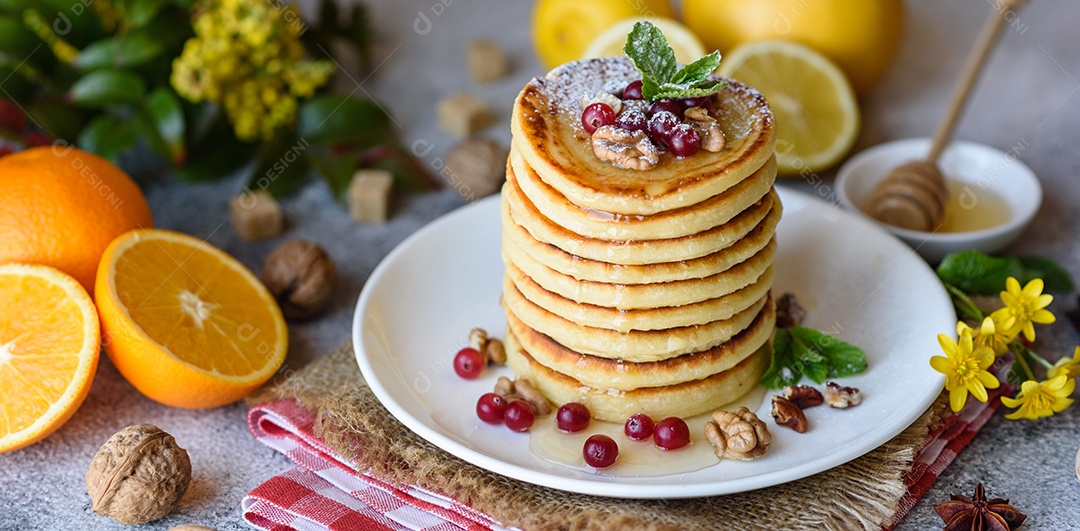 Deliciosas panquecas doces com calda