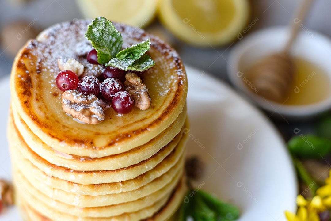 Deliciosas panquecas doces com calda