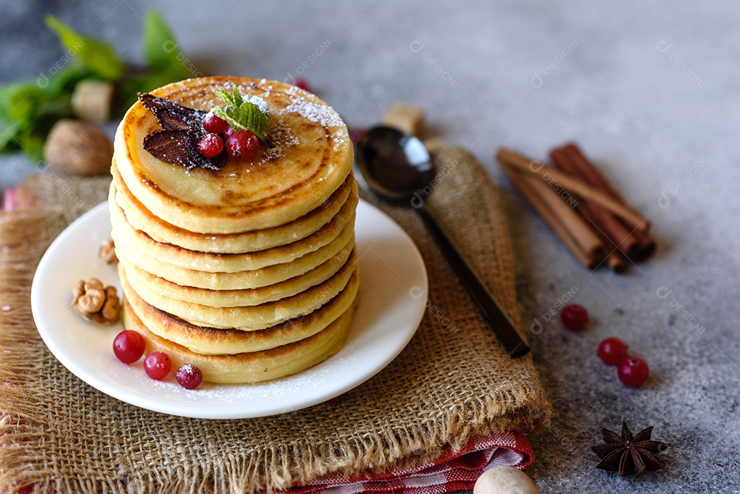 Deliciosas panquecas doces com calda