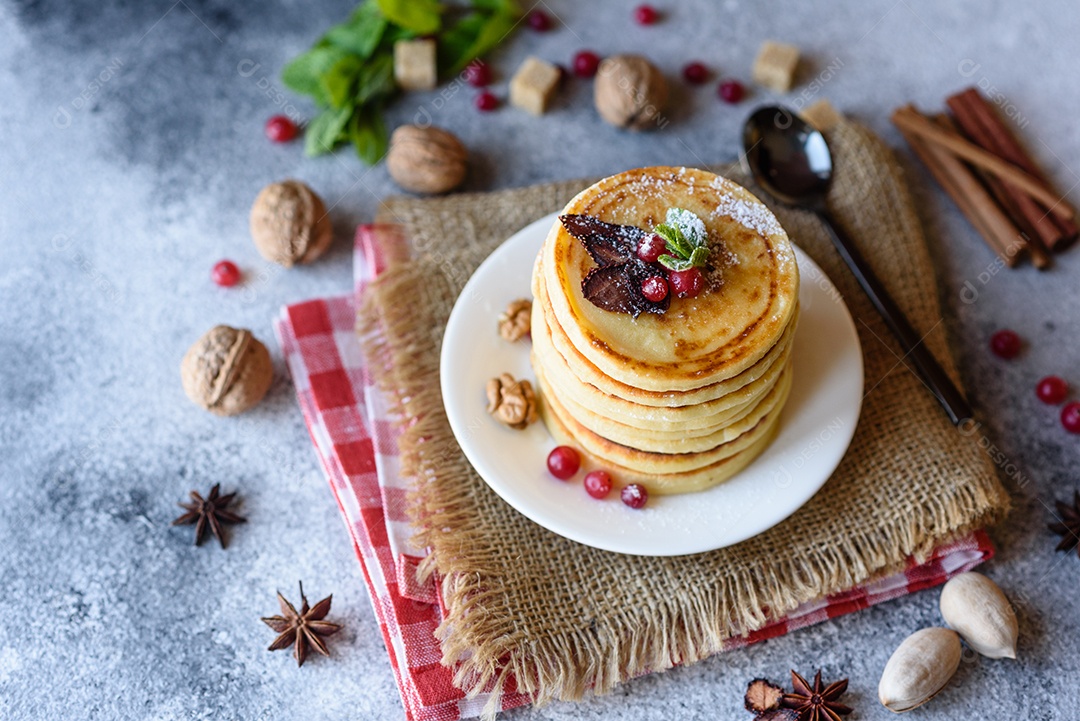 Deliciosas panquecas doces com calda