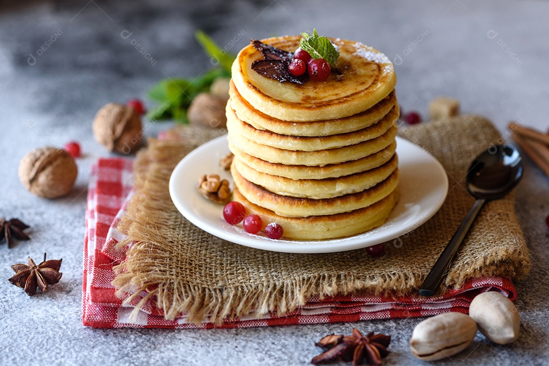 Deliciosas panquecas doces com calda