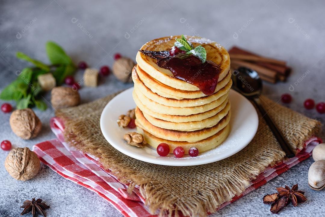 Deliciosas panquecas doces com calda