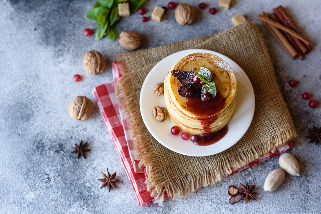 Deliciosas panquecas doces com calda