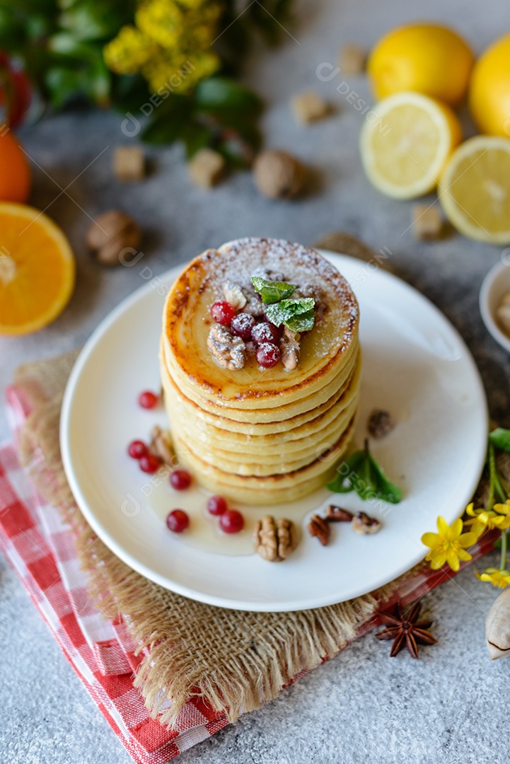 Deliciosas panquecas doces com calda