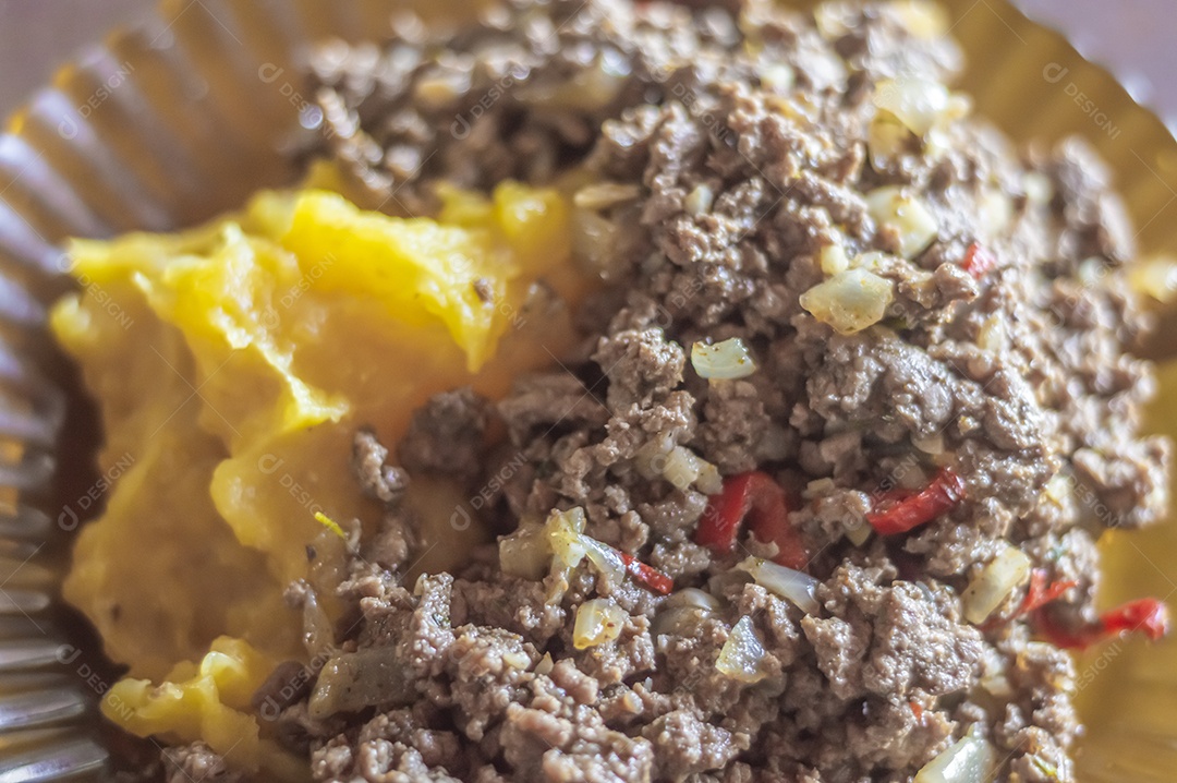 Carne moída pronta temperada com pimentão vermelho, textura de carne.
