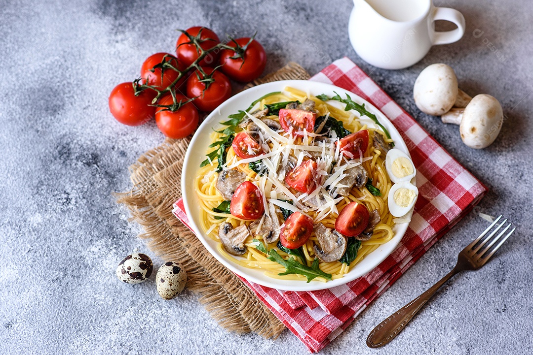 Prato de comida massa macarrão fundo isolado
