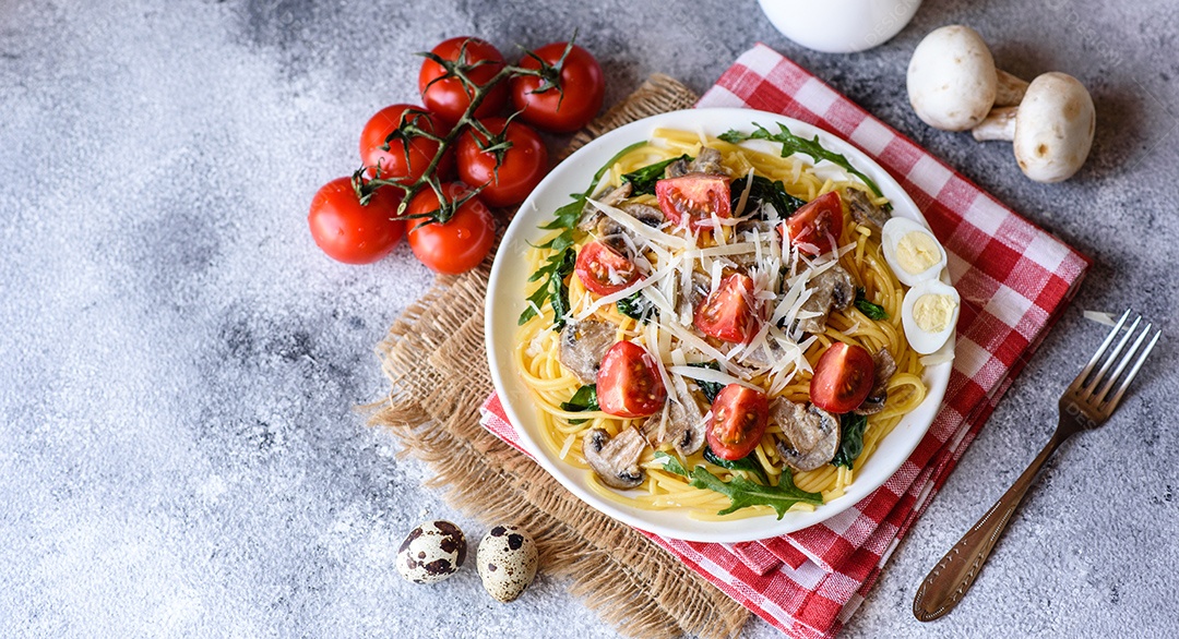 Prato de comida massa macarrão fundo isolado