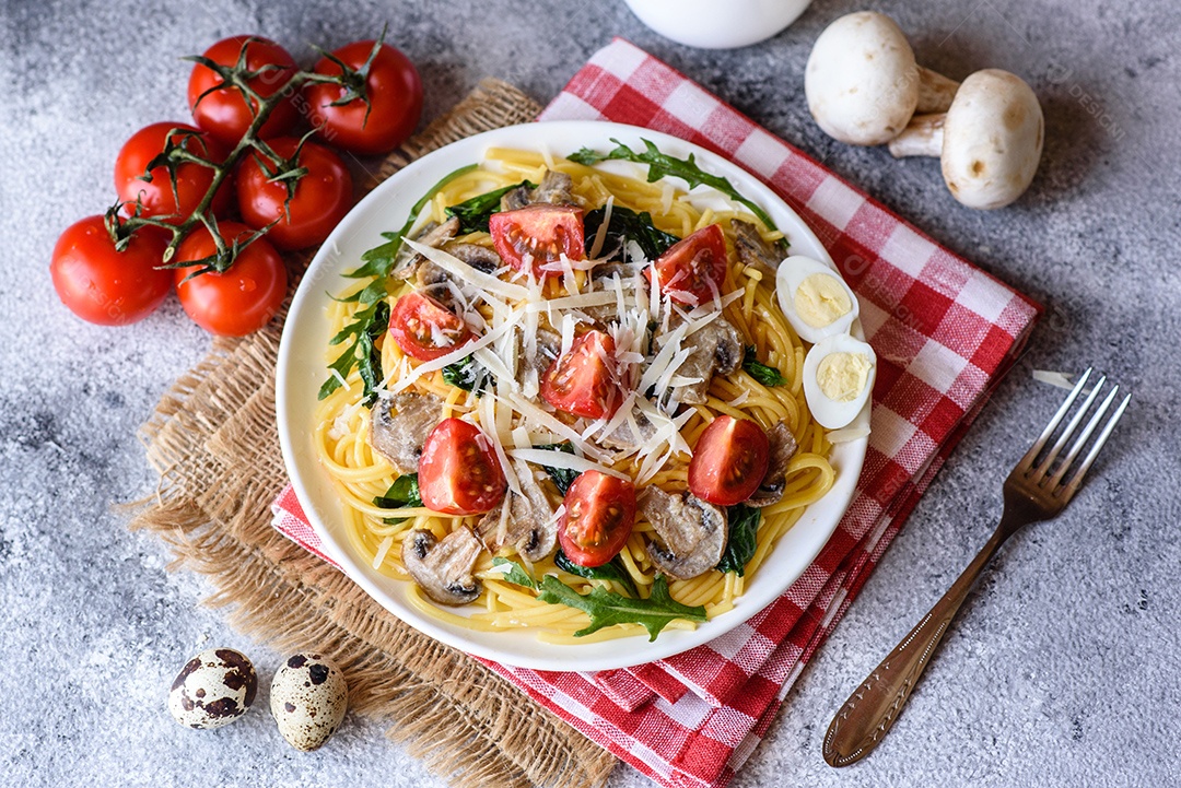 Prato de comida massa macarrão fundo isolado
