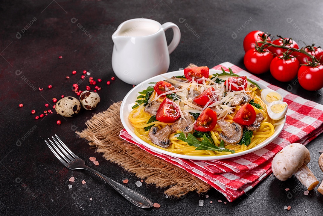 Prato de comida massa macarrão fundo isolado