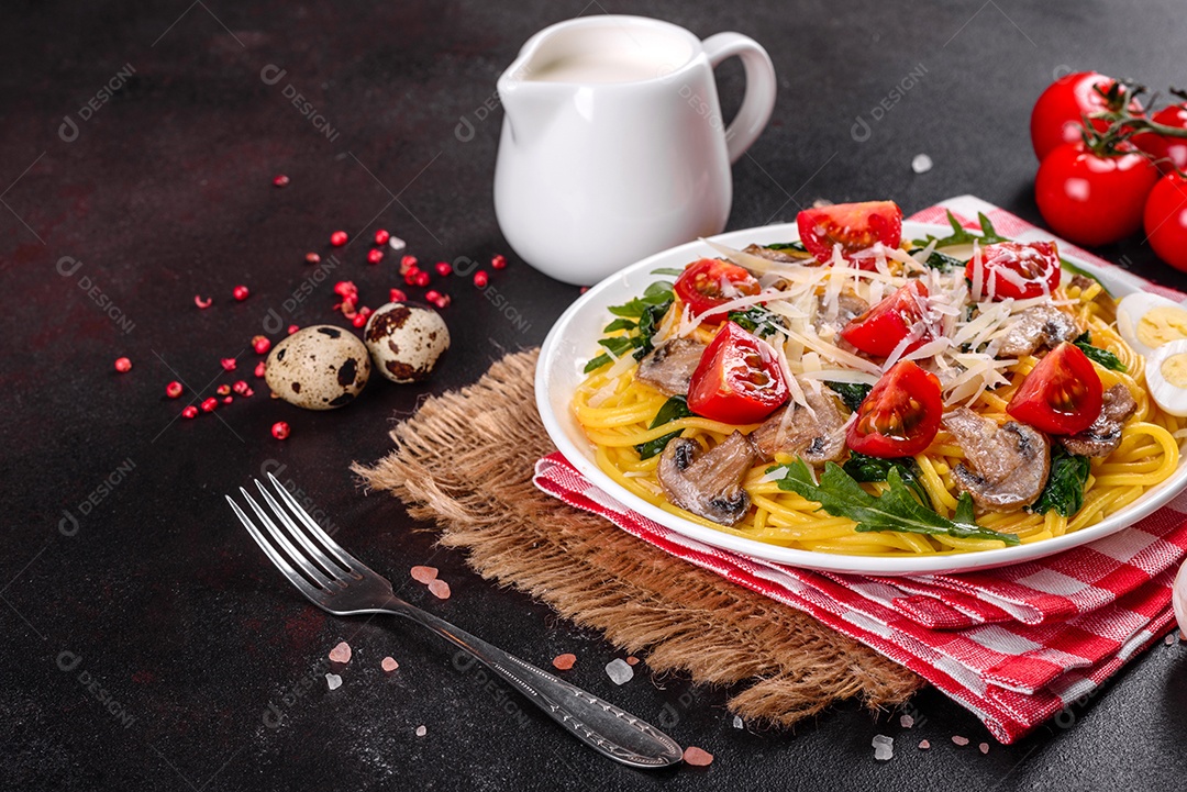 Prato de comida massa macarrão fundo isolado