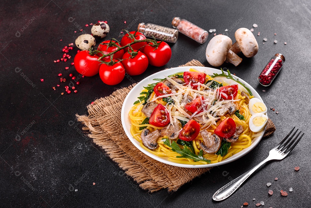 Prato de comida massa macarrão fundo isolado