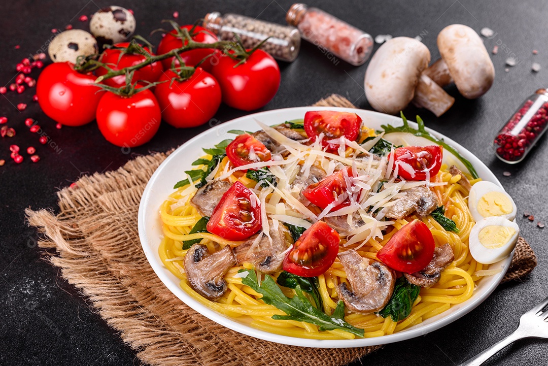 Prato de comida massa macarrão fundo isolado