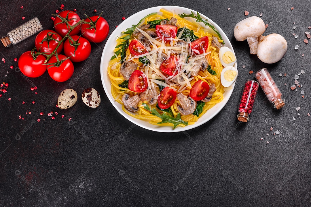 Prato de comida massa macarrão fundo isolado