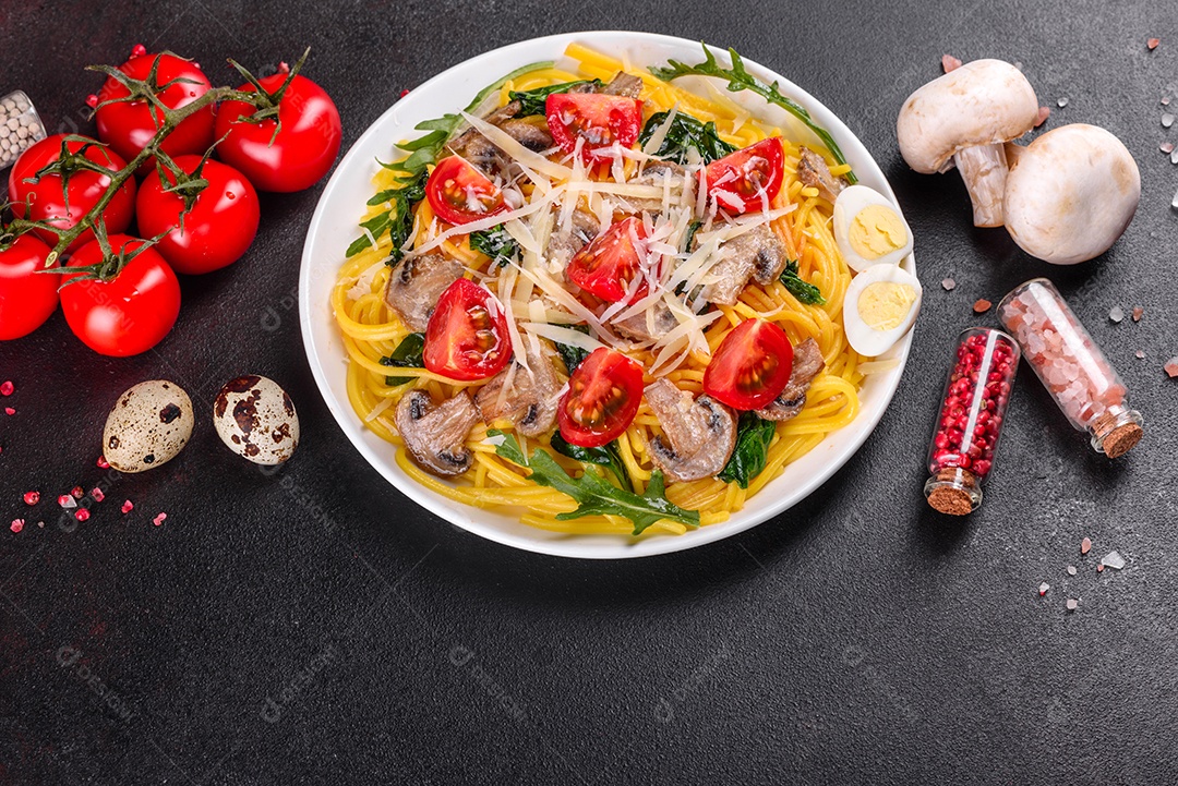 Delicioso macarrão com cogumelos e tomates