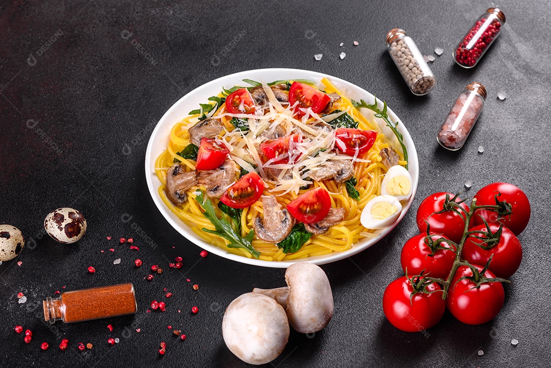 Delicioso macarrão com cogumelos e tomates