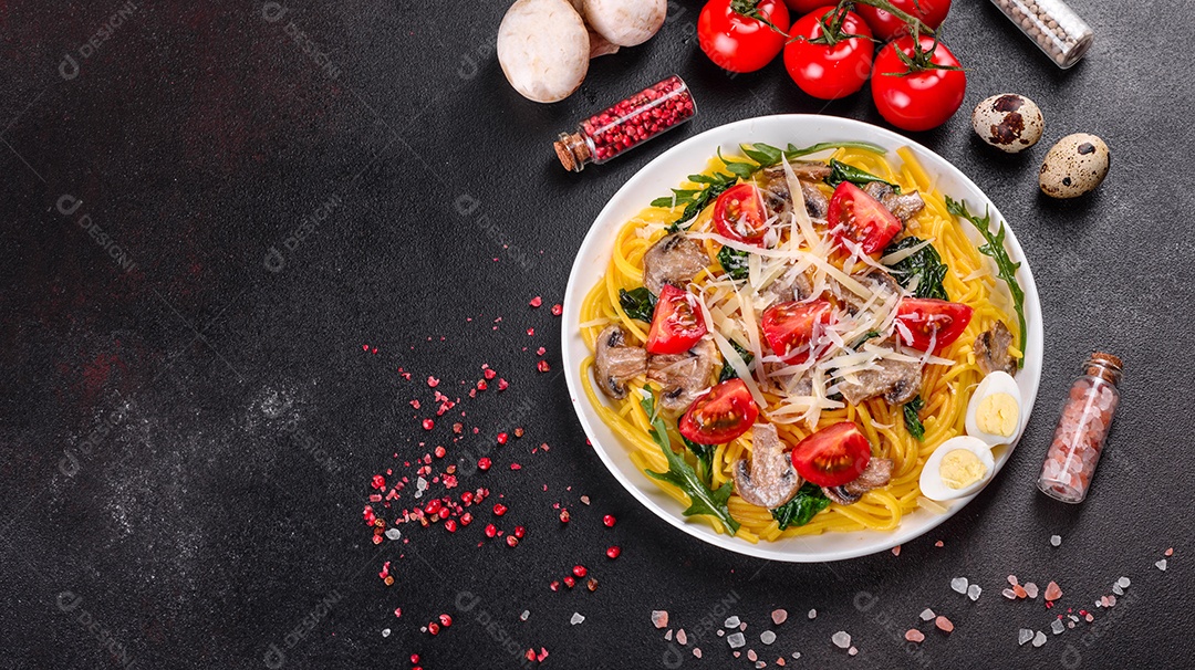 Delicioso macarrão com cogumelos e tomates