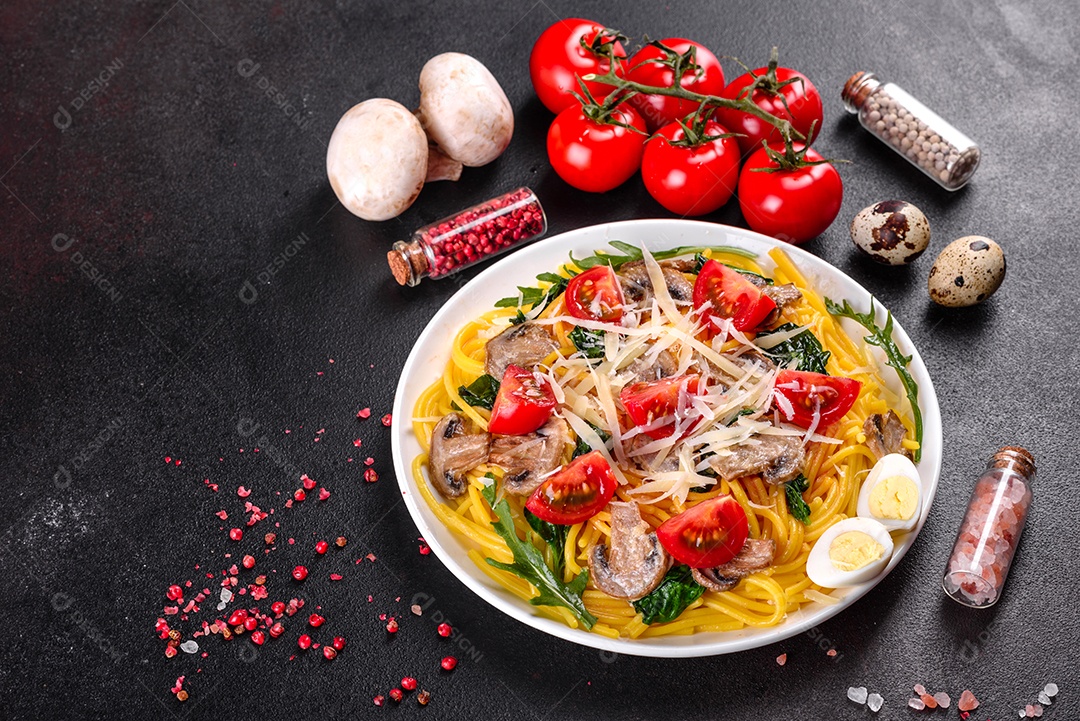 Delicioso macarrão com cogumelos e tomates