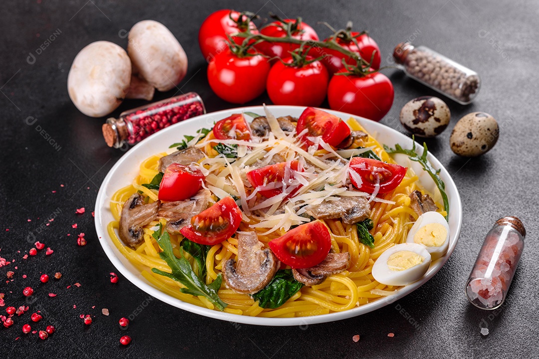 Delicioso macarrão com cogumelos e tomates