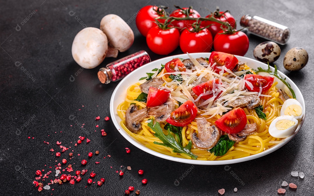 Delicioso macarrão com cogumelos e tomates