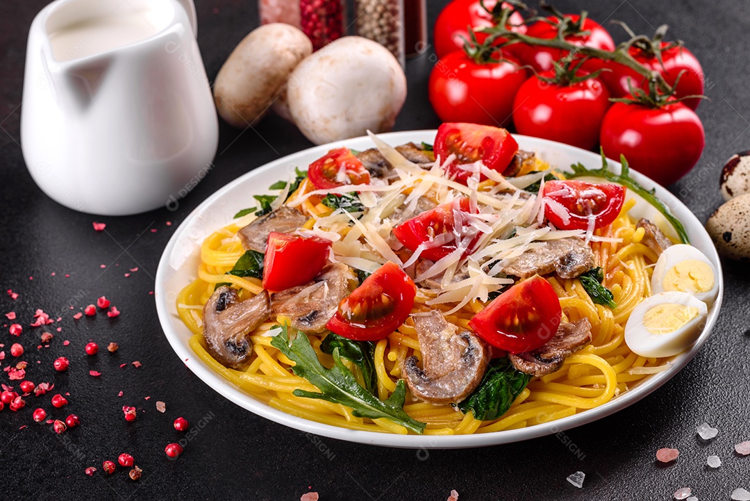 Delicioso macarrão com cogumelos e tomates