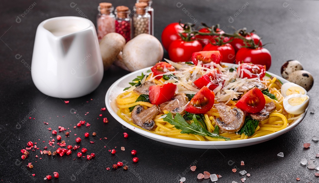 Delicioso macarrão com cogumelos e tomates