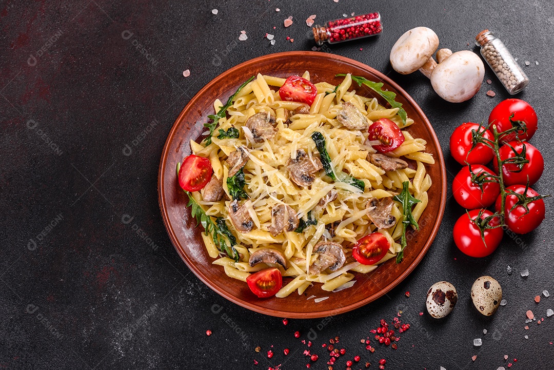 Delicioso macarrão com cogumelos e tomates