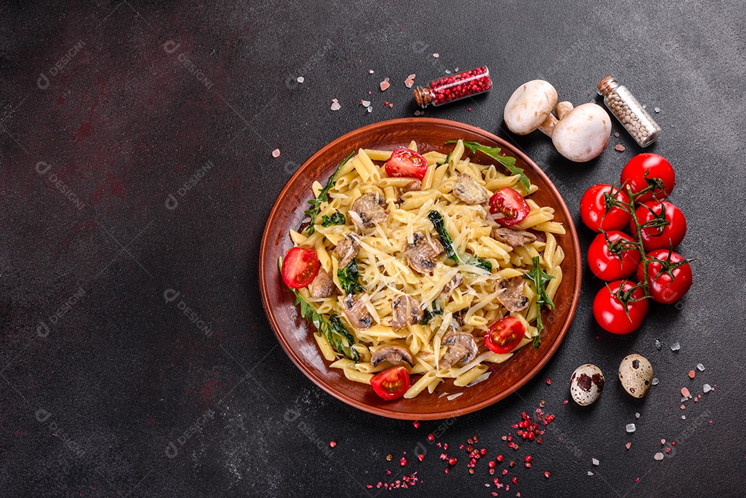 Delicioso macarrão com cogumelos e tomates