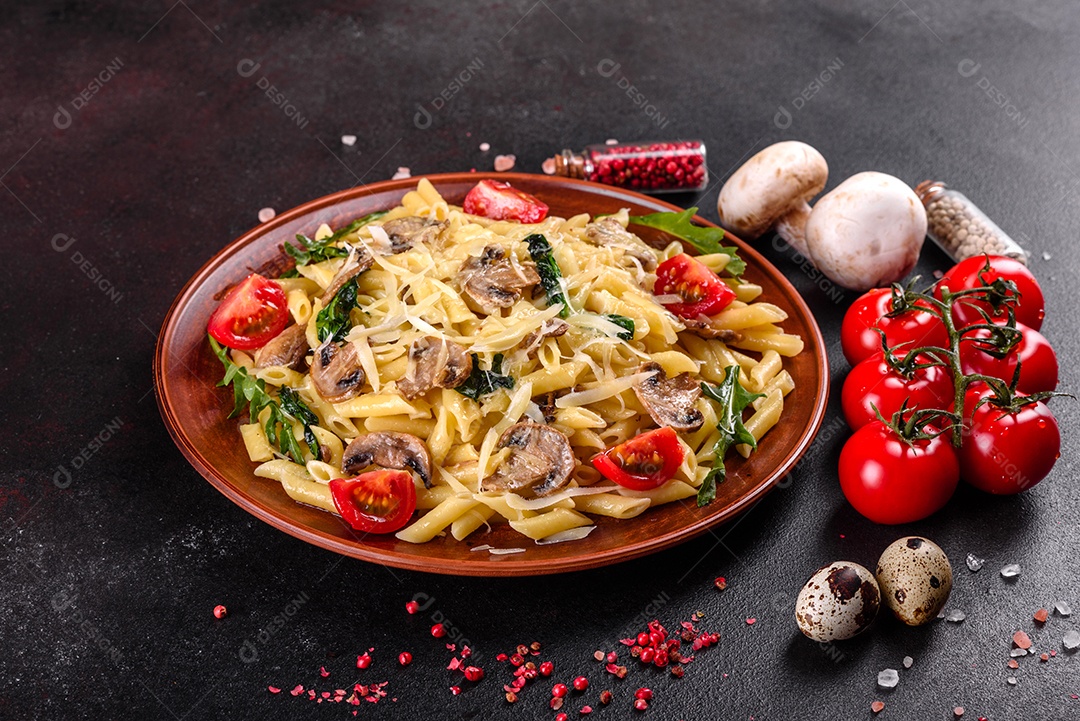 Delicioso macarrão com cogumelos e tomates