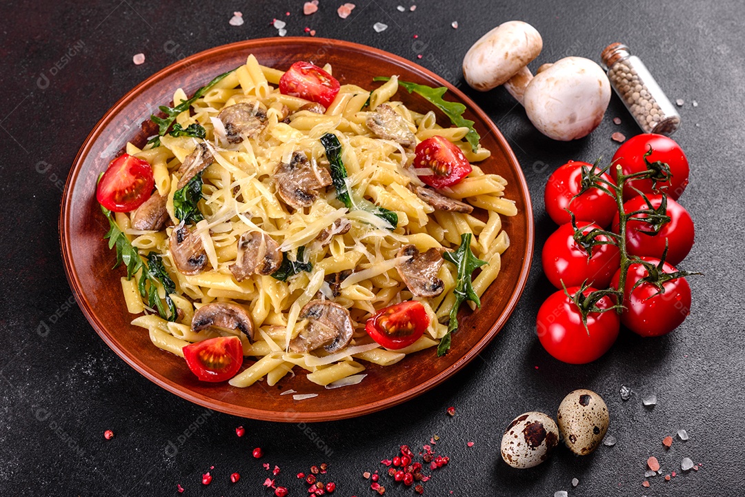 Delicioso macarrão com cogumelos e tomates