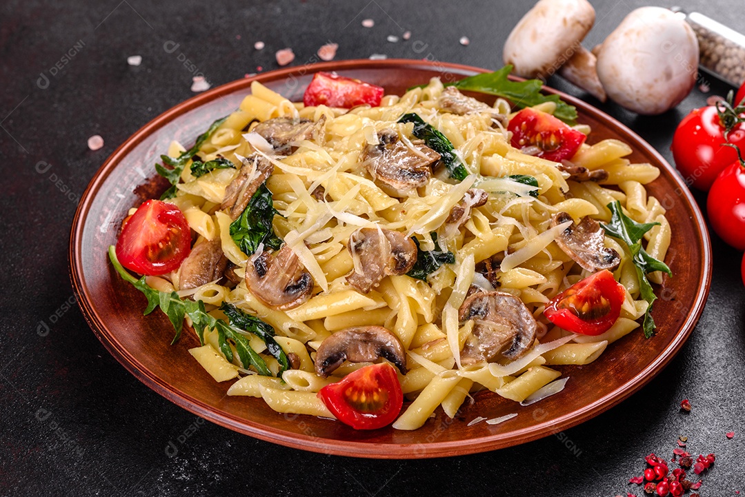 Delicioso macarrão com cogumelos e tomates