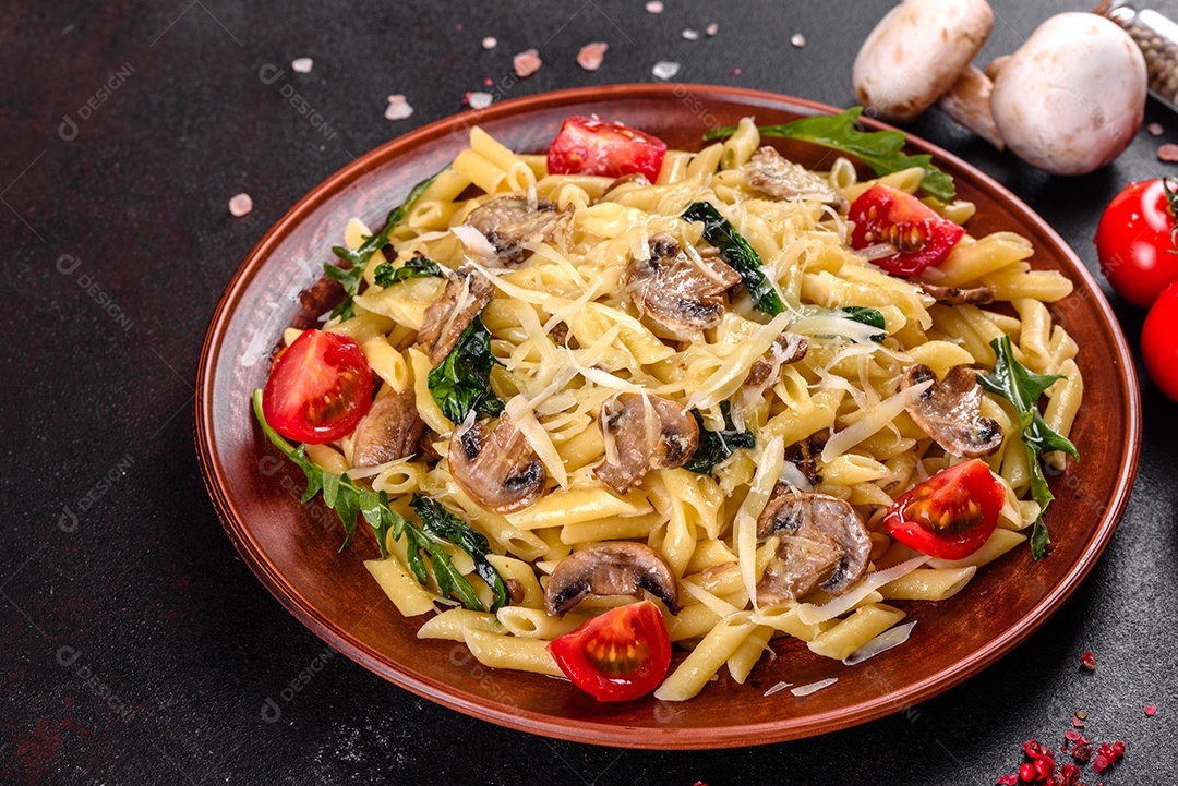 Delicioso macarrão com cogumelos e tomates