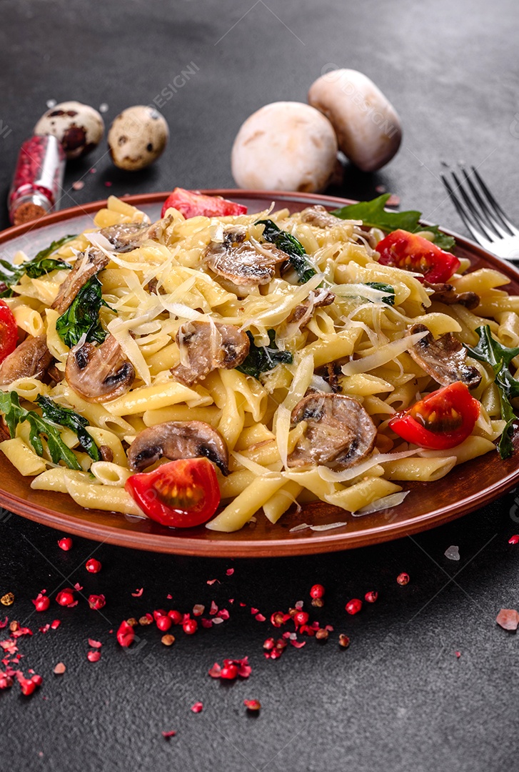 Prato de comida massa macarrão fundo isolado