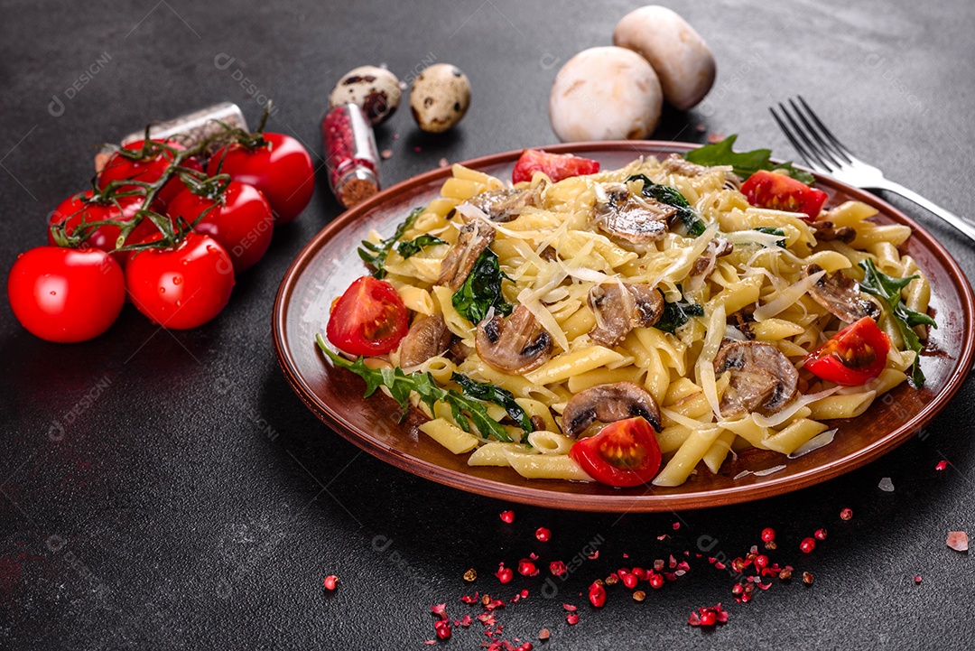 Prato de comida massa macarrão fundo isolado