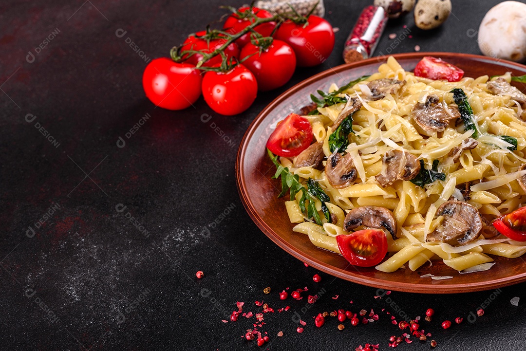 Prato de comida massa macarrão fundo isolado