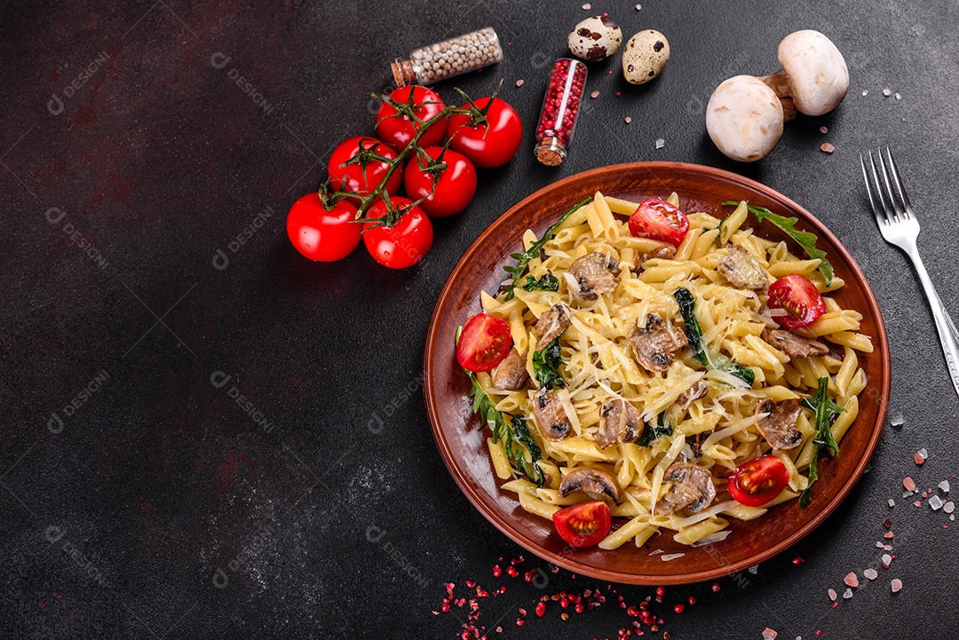 Prato de comida massa macarrão fundo isolado