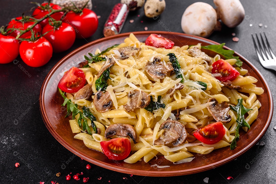 Prato de comida massa macarrão fundo isolado