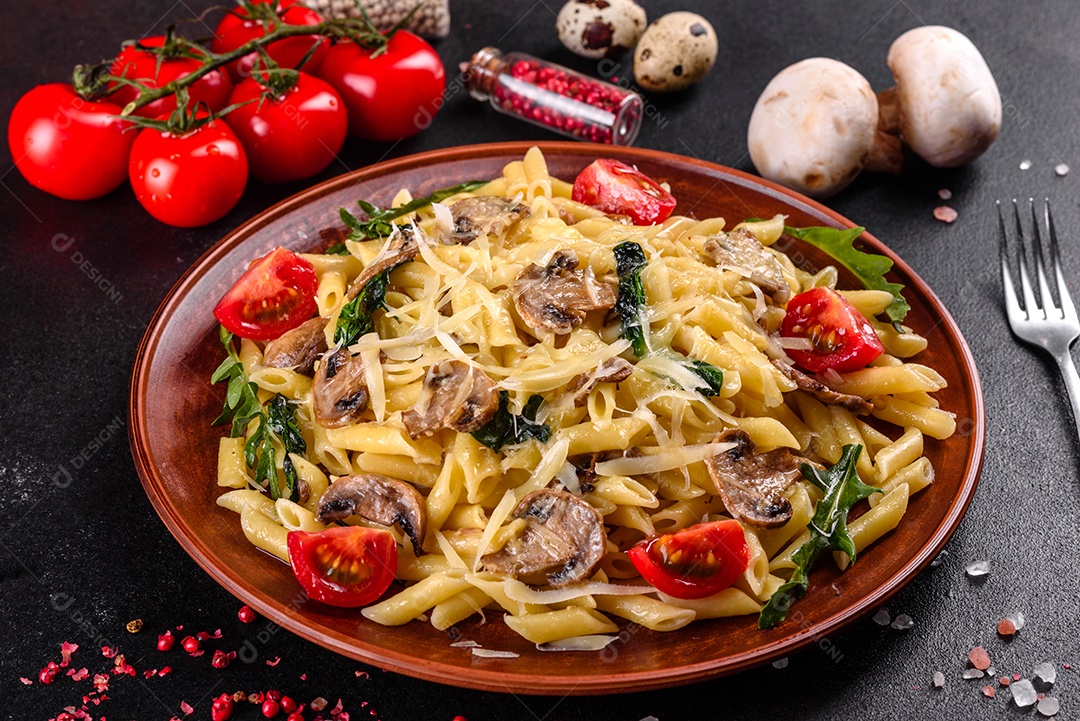 Prato de comida massa macarrão fundo isolado