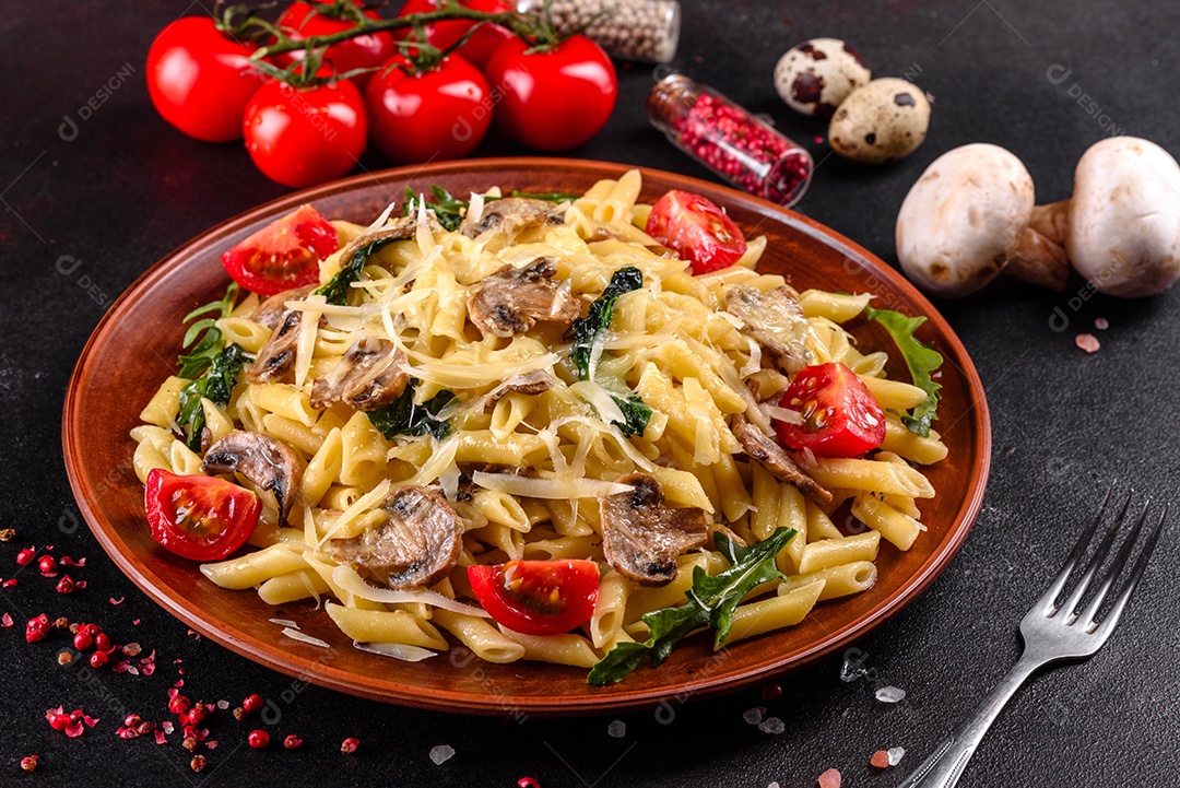 Prato de comida massa macarrão fundo isolado