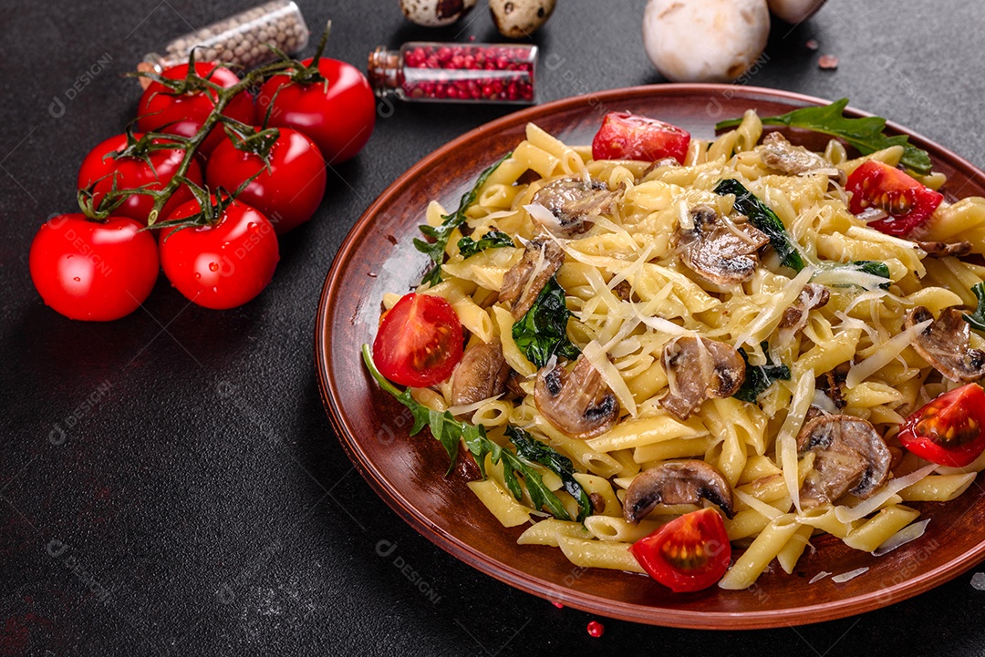 Prato de comida massa macarrão fundo isolado